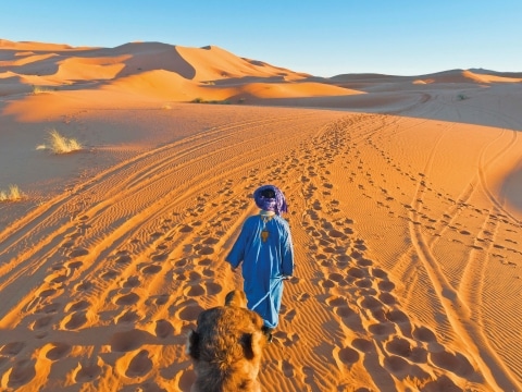 Marokko, Berber mit Kamel, Erg Chebbi