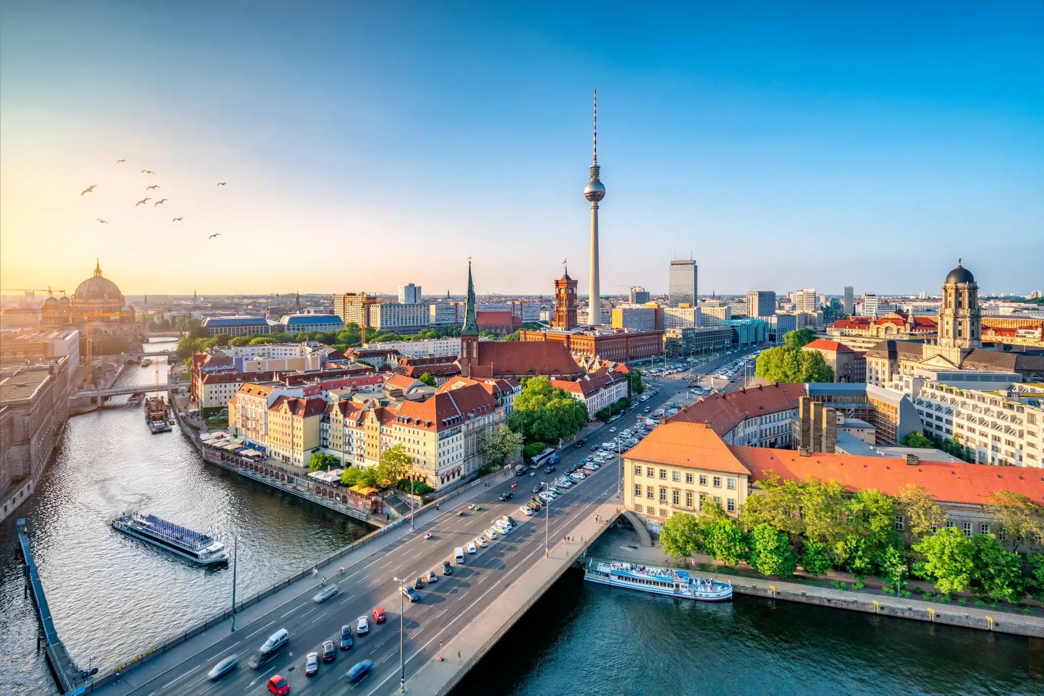 Berlin Mitte Skyline mit Fernsehturm und Spree Berlin (c) Adobe Stock