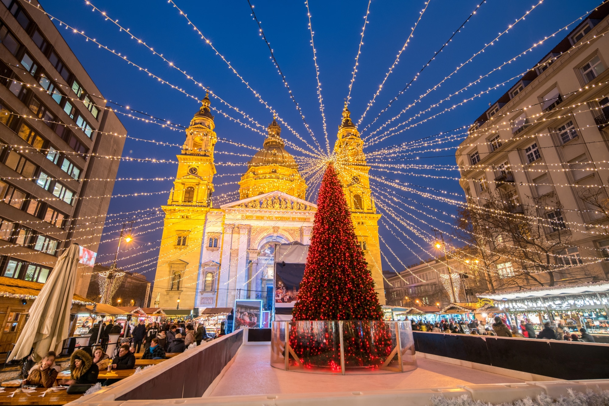Weihnachtsmarkt auf dem St. Stephans Platz in Budapest