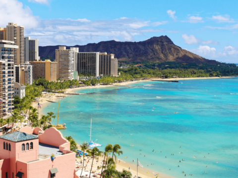 Stadt und Strand auf Hawaii