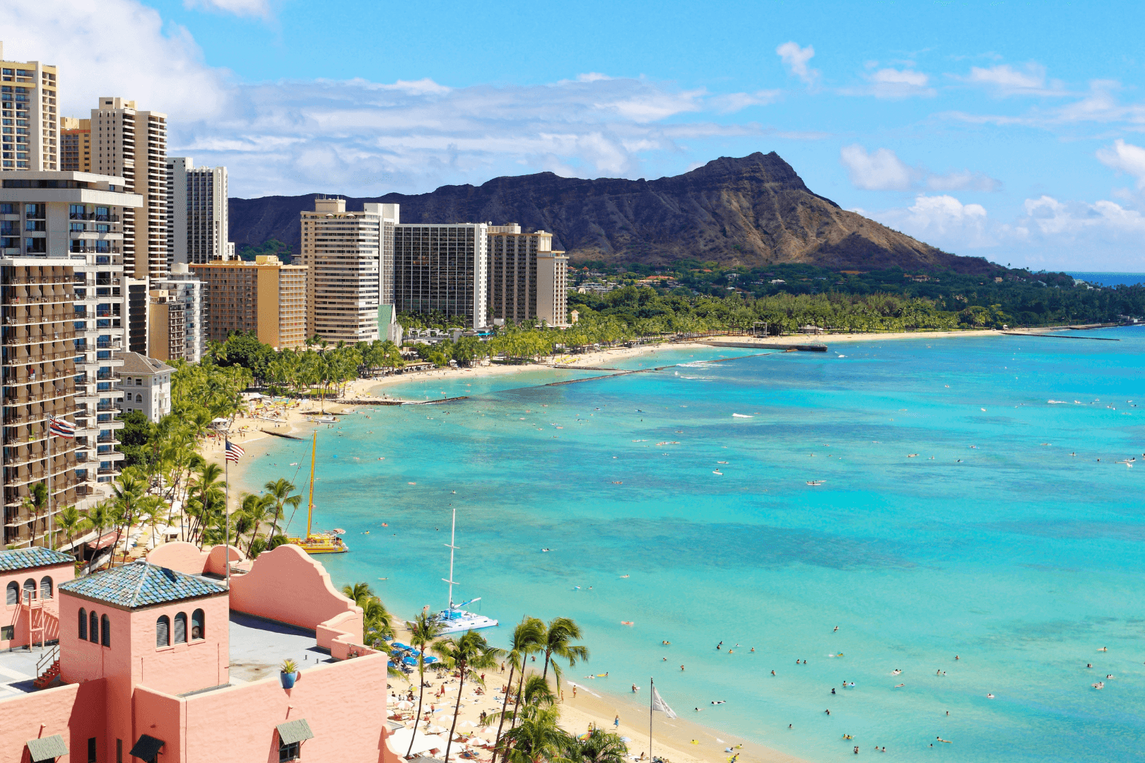 Stadt und Strand auf Hawaii