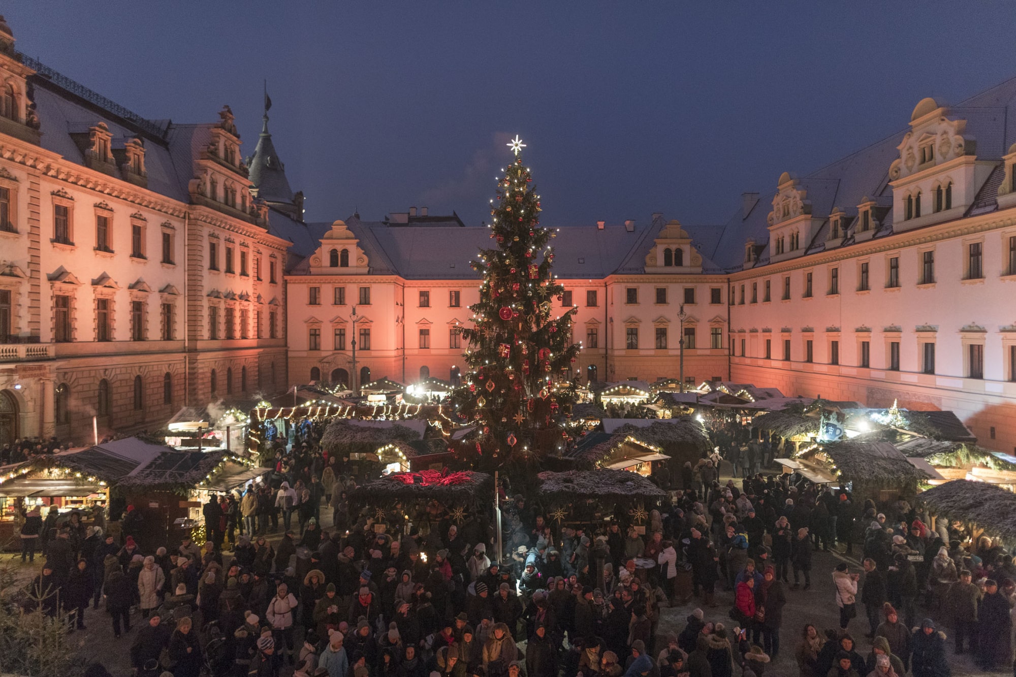 Weihnachtsmarkt_Schlossinnenhof ©Uwe Moosburger