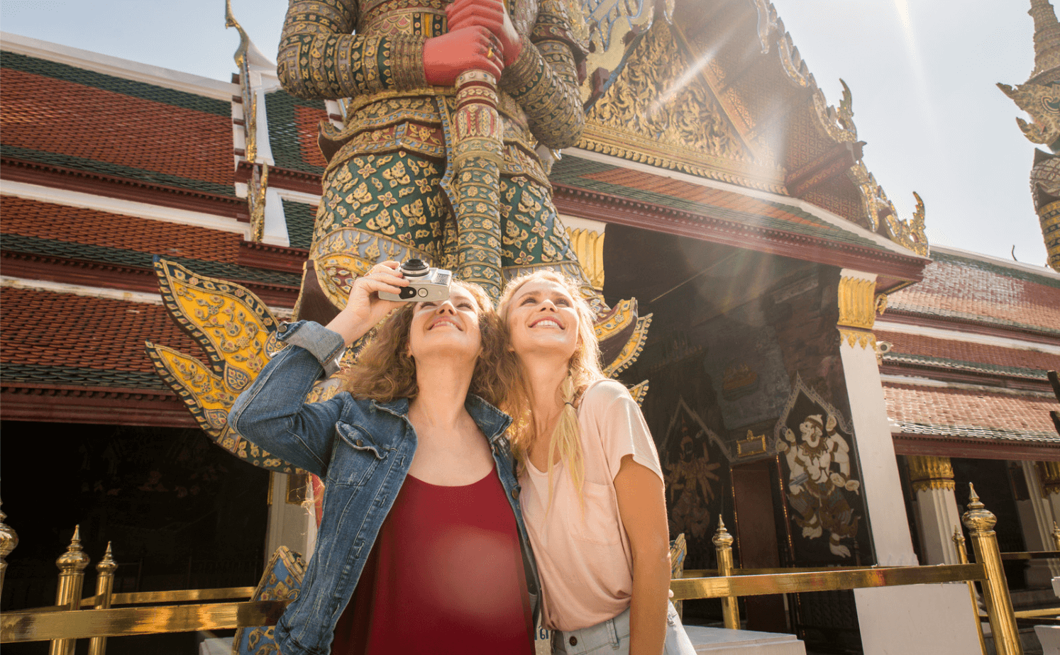 Touristinnen erkunden Bangkok, Thailand