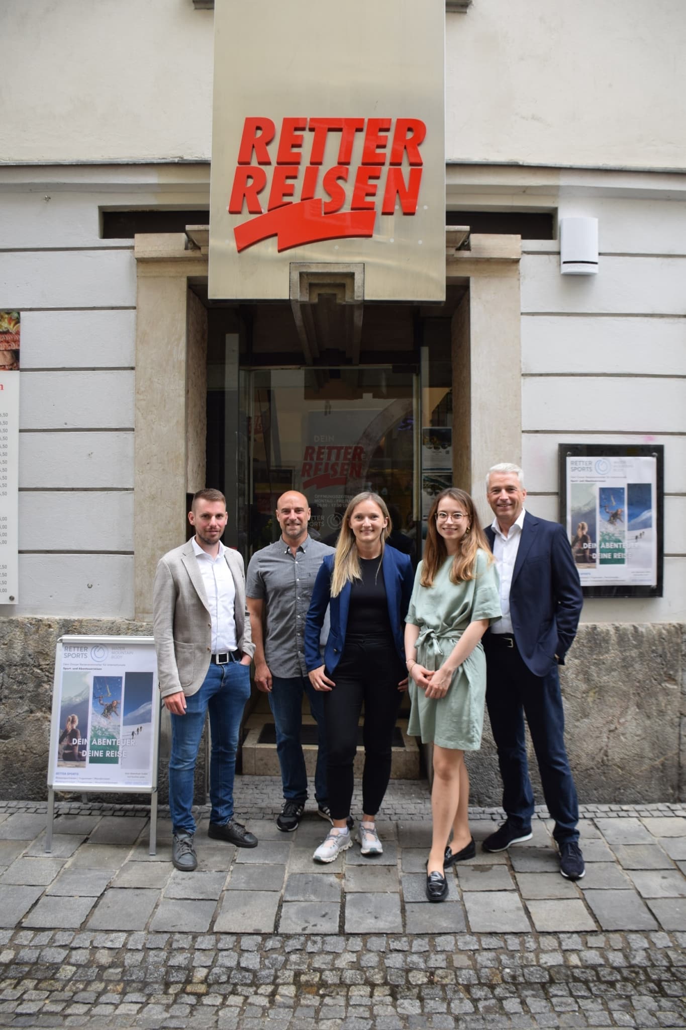 RETTER-Team vor dem neuen Reisebüro Graz