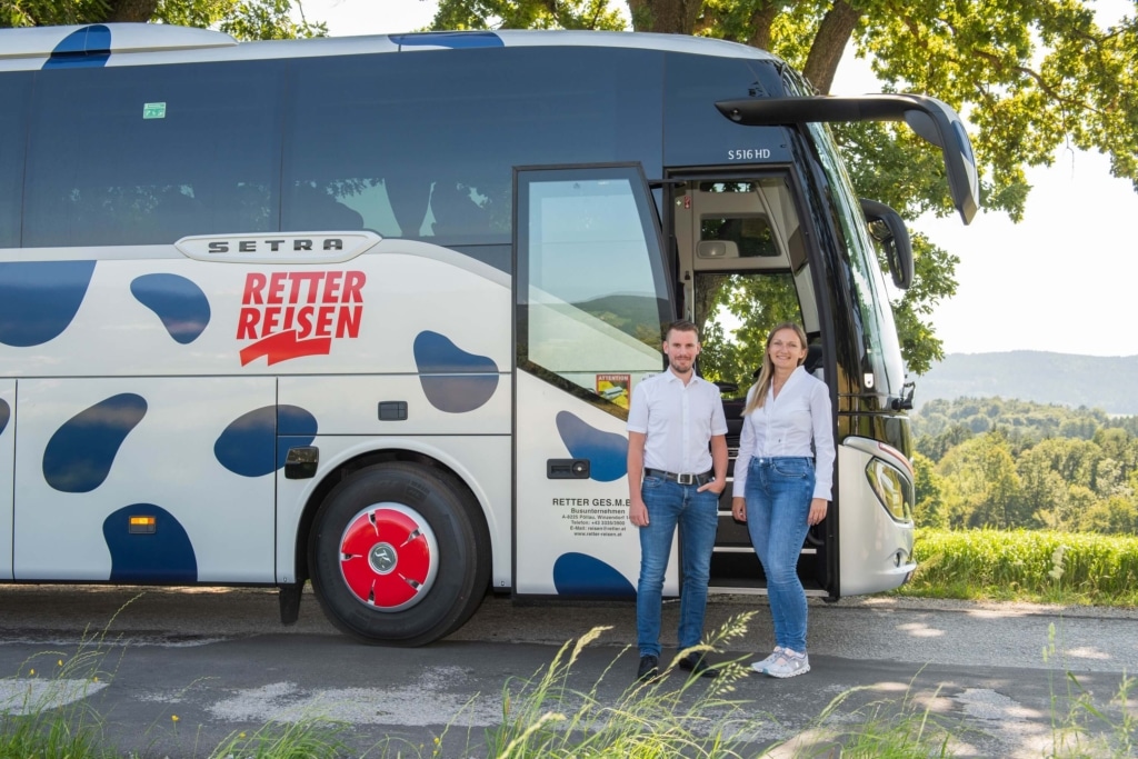 Geschäftsführung präsentiert neue RETTER Reisebusse