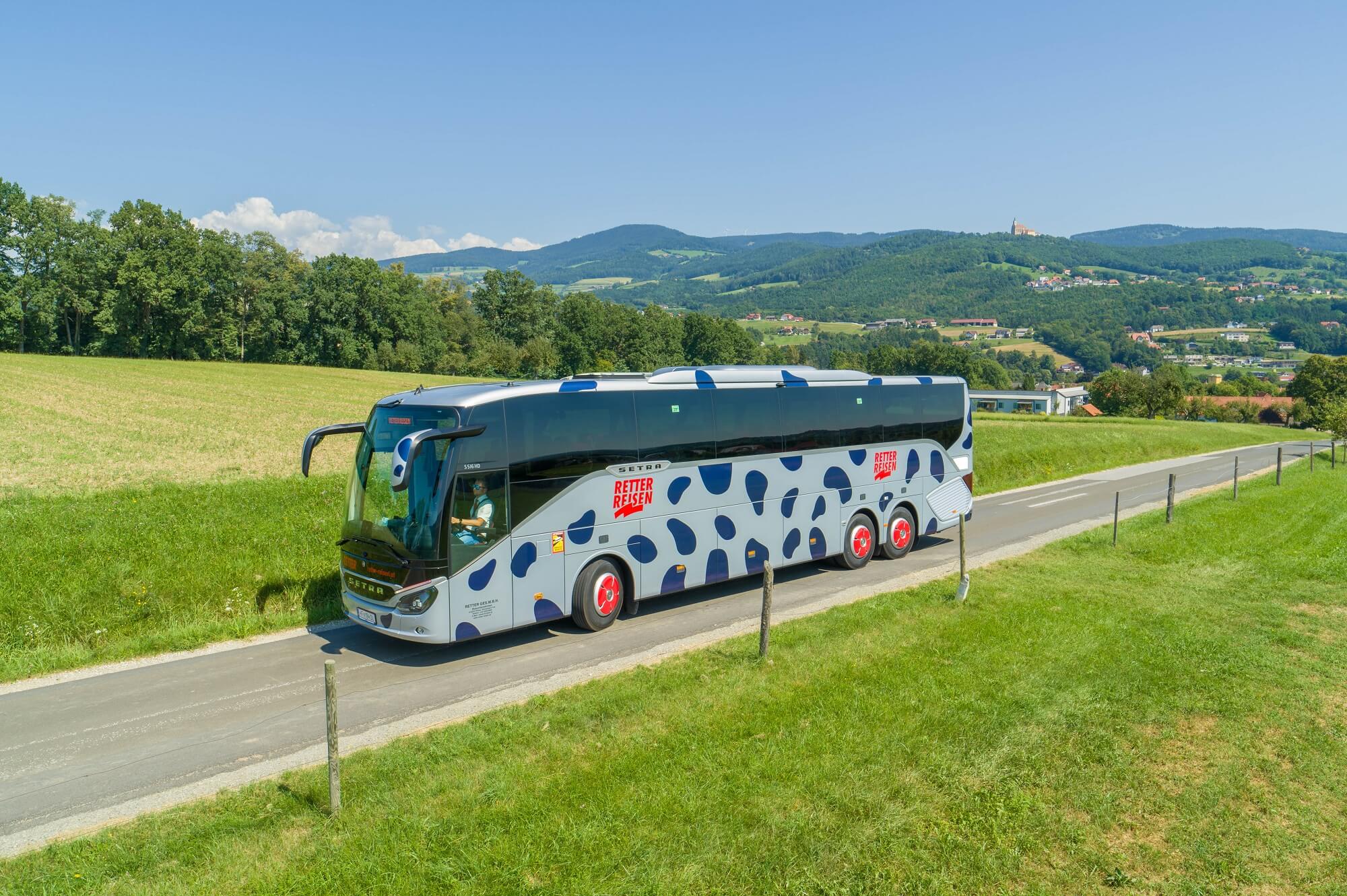 Neuer Reisebus mit Pöllauberg im Hintergrund