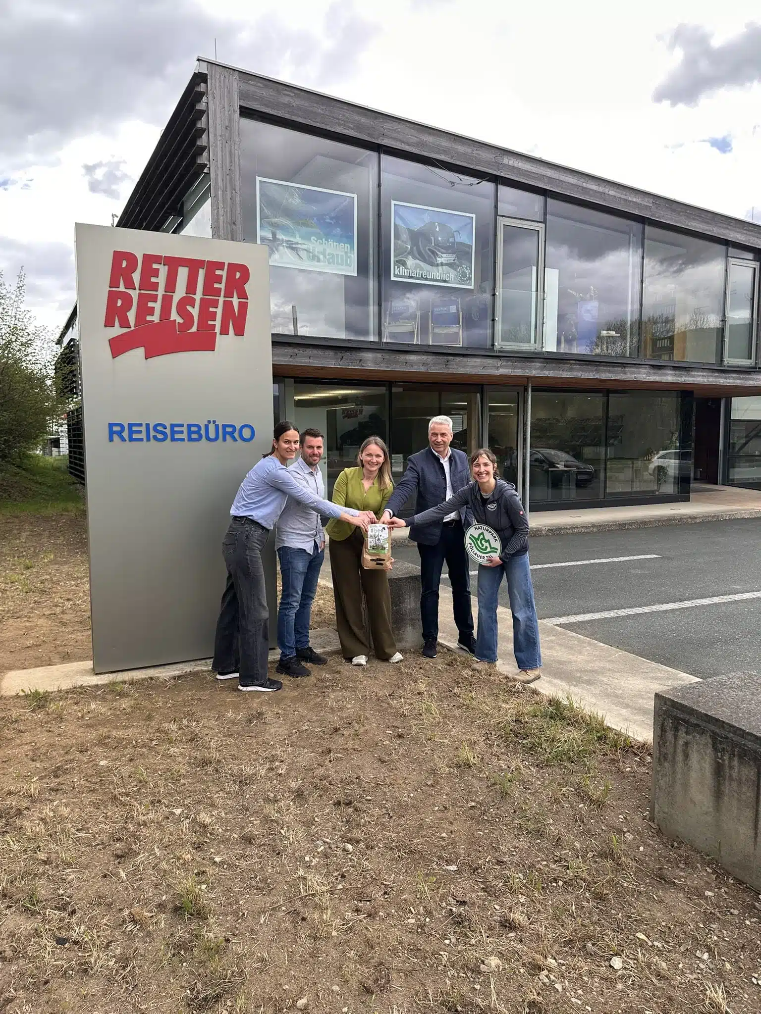 Blumenwiese vor unserem Reisebüro in Pöllau Blumenwiese vor unserem Reisebüro in Pöllau
